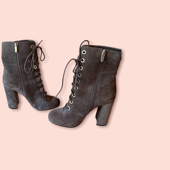 VINCE CAMUTO GRAY SUEDE LEATHER BOOTS WITH HEEL. LACE UP WITH SIDE ZIPPER! - Picture 2 of 16